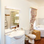 De badkamer is voorzien van een bubbelbad en een aparte douche...