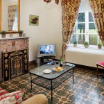Ontspannen met een glas wijn in de huiskamer van de Bloesemhoeve